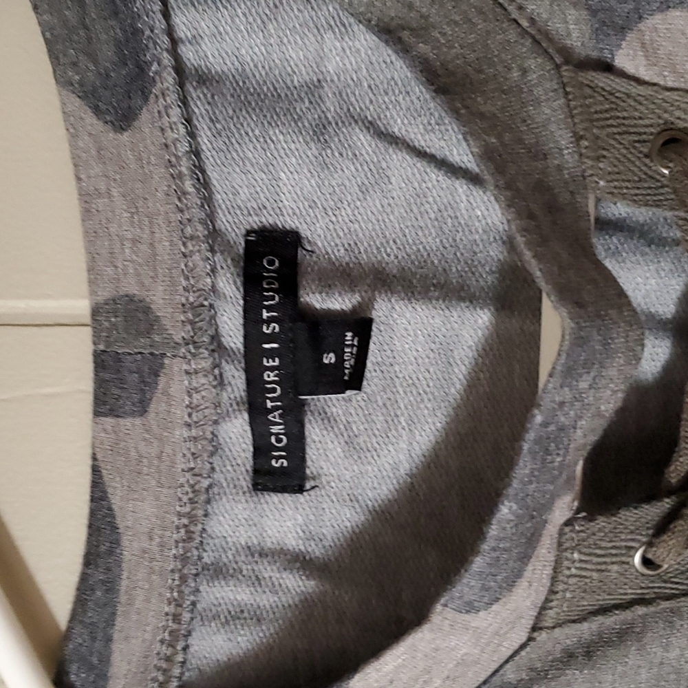 Signature Studio Top - Picture 3 of 4